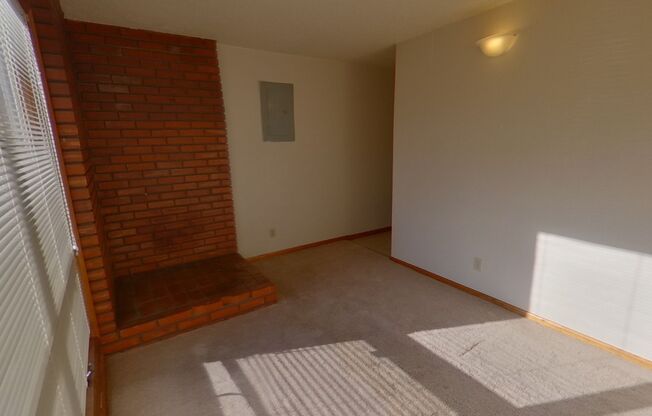 2 beds, 1 bath, $1,600, Unit 1856 Onyx Alley