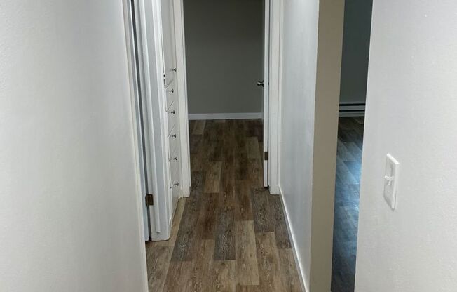 2 beds, 1 bath, 760 sqft, $1,100, Unit 31