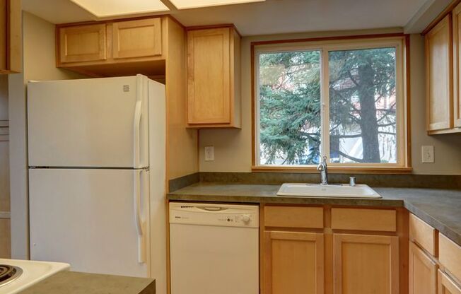 Clean 2BR 1BA Ventura Condominium near Bella Botega in downtown Redmond