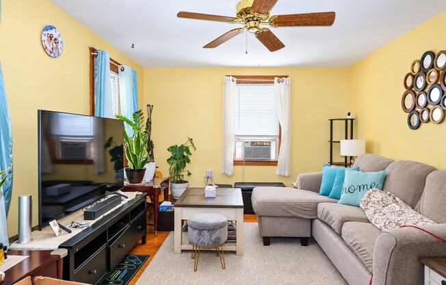 2 beds, 1 bath, 900 sqft, $2,300, Unit 2