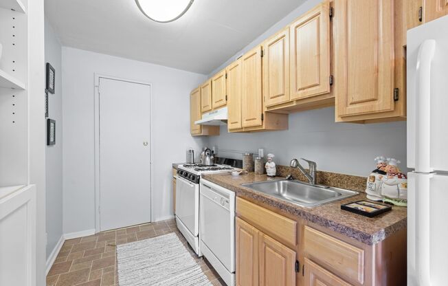 2 beds, 1 bath, 930 sqft, $1,625, Unit 415