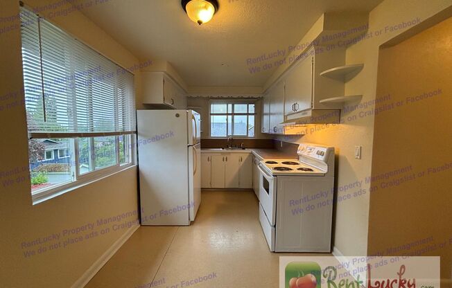 Cute 4-Bedroom Duplex w/Attached Garage in Seward Park Area in Seattle!!