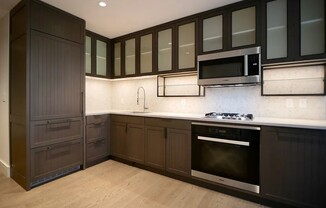 527 E 14 ST