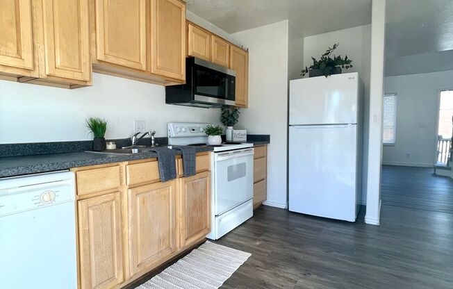 3 beds, 2 baths, 1,360 sqft, $1,495, Unit DGS 861