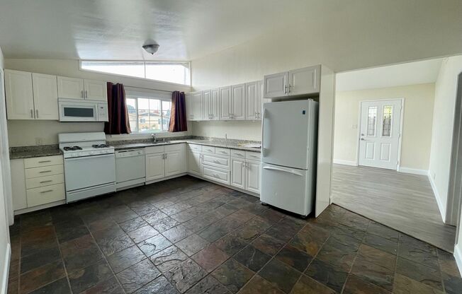 Petaluma: Single Level Home With New Floors & Paint Available Now