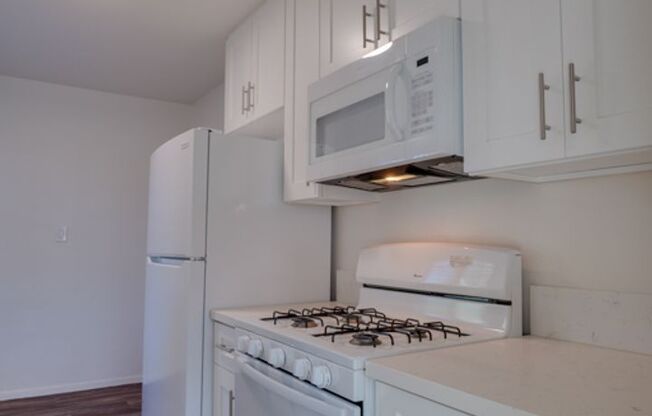 2 beds, 1 bath, $2,050, Unit A