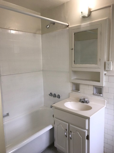 3 beds, 2 baths, 1,300 sqft, $2,300, Unit 315