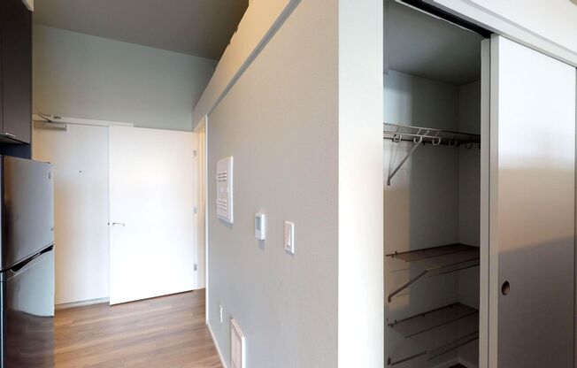 Studio, 1 bath, 280 sqft, $1,156, Unit 215