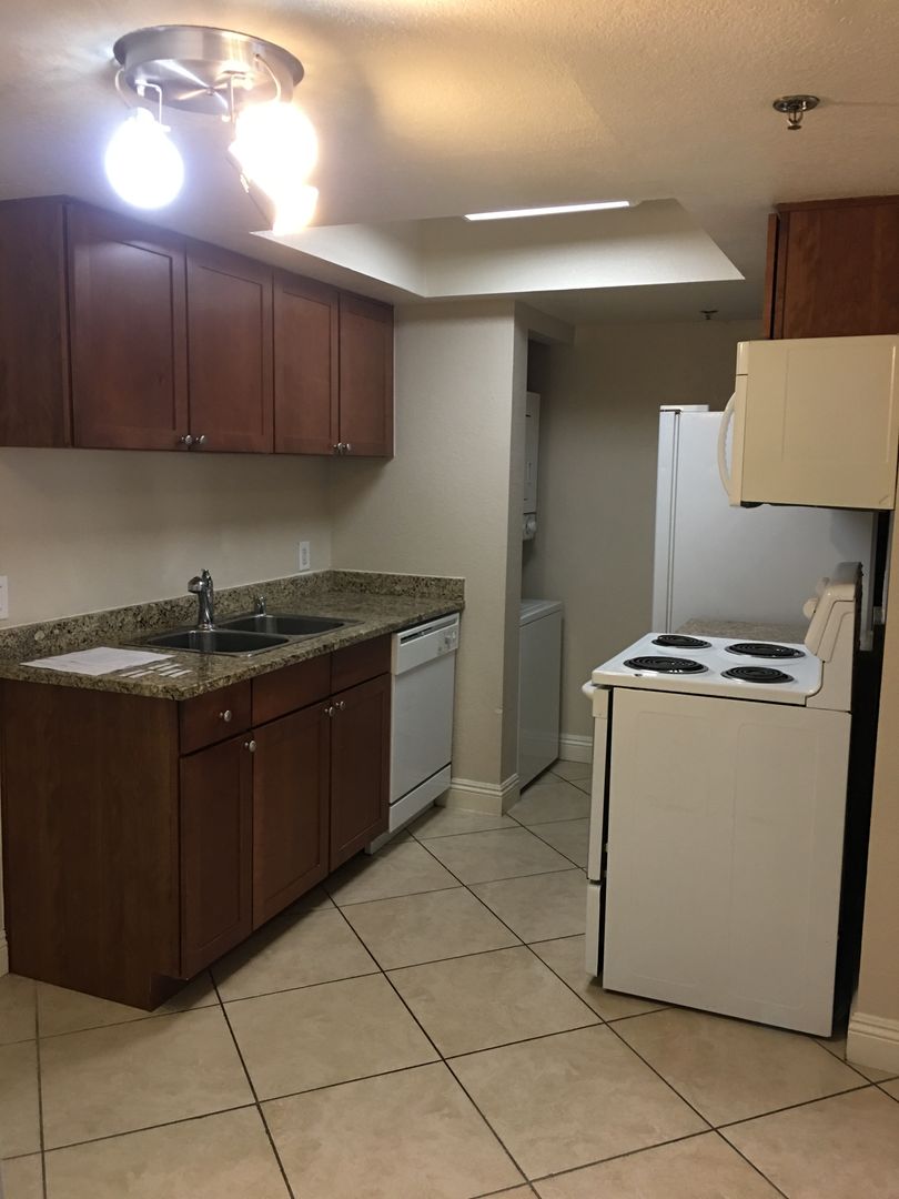 Beautiful 1 Bedroom 1 Bath Condo in Guard Gated Community!!
