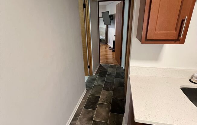 1 bed, 1 bath, 750 sqft, $925, Unit #42