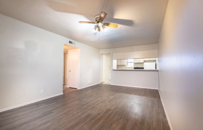 2 beds, 1 bath, 760 sqft, $1,100, Unit 243