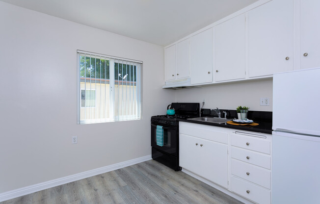 Studio, 1 bath, 444 sqft, $1,550, Unit 28