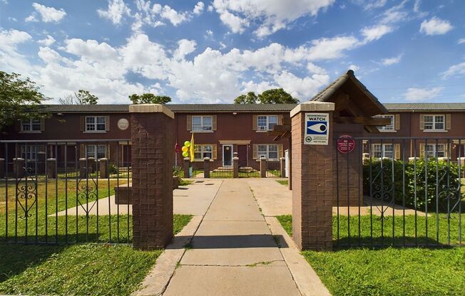 2 beds, 1 bath, 747 sqft, $700