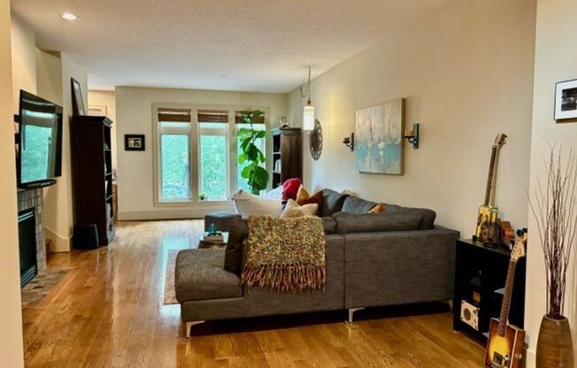 Beautiful Lake Oswego Newer Townhome Walking Distance to Zupans, Starbucks and Shops!