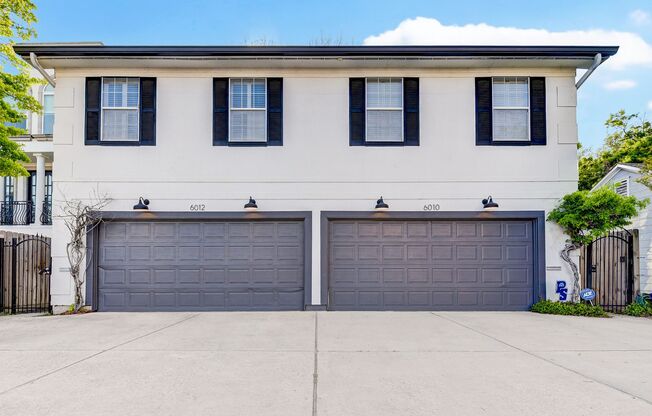 Chic Three-Story Home: Ideal Living Near Rice Village and More!
