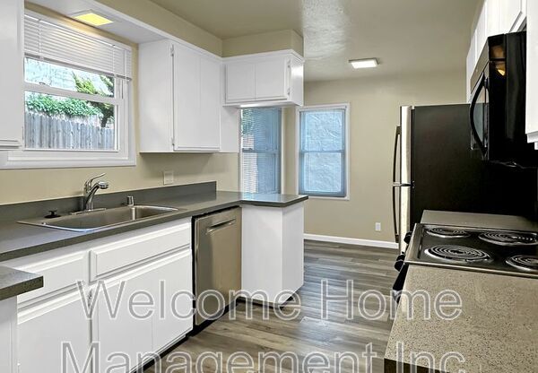 1228 SANDELIN DR