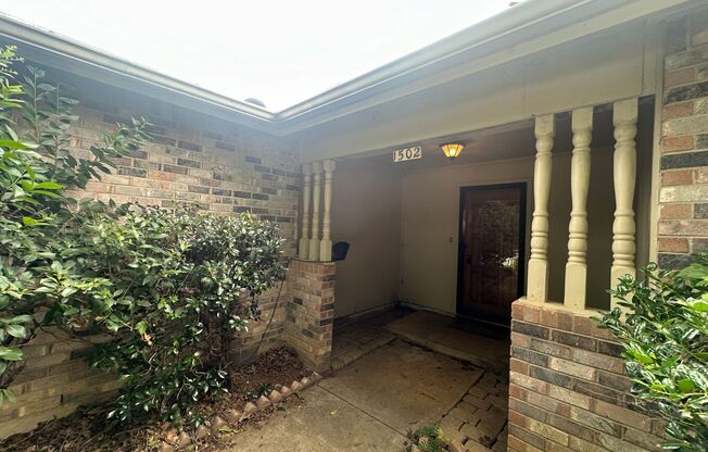 Well-maintained home with a huge yard and covered patio!