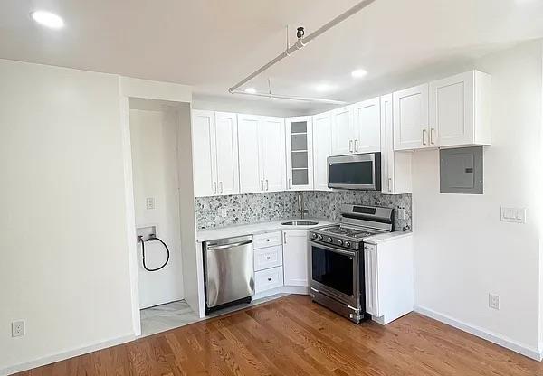3 beds, 3 baths, 1,954 sqft, $7,000, Unit 2