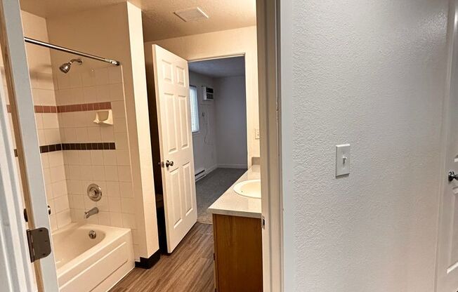 1 bed, 1 bath, 660 sqft, $1,075, Unit H - 037