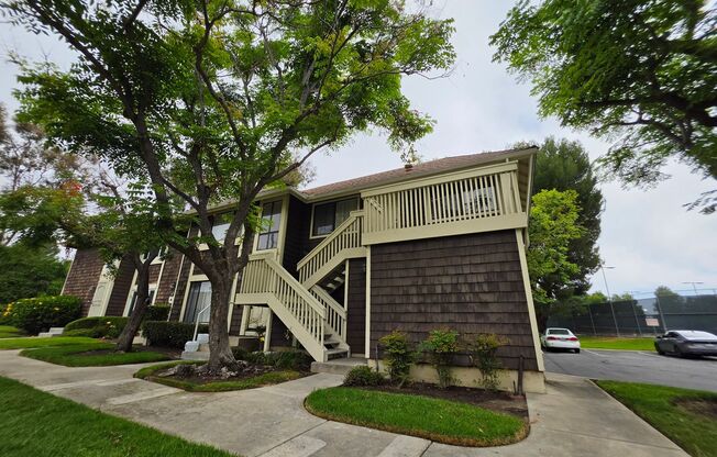 Hills Ford Community: Located on a quiet Cul-De-Sac: Recently Updated Upper 2 Bedroom 1 Bath Condo