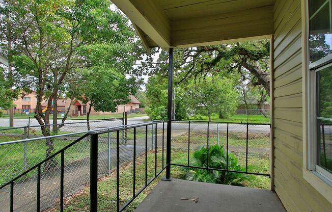 Move in ready!!  Charming 2 bed / 1 bath near downtown Houston.