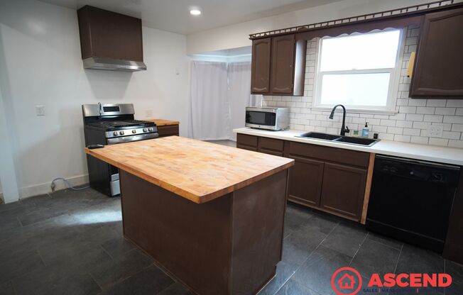 3 beds, 1 bath, $2,100