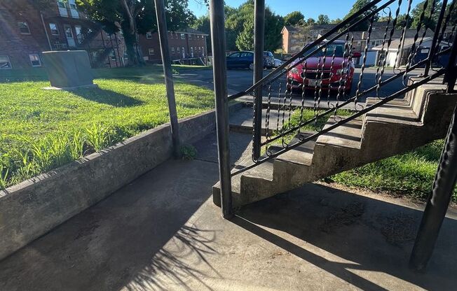 2 beds, 1 bath, 903 sqft, $1,290, Unit I-11