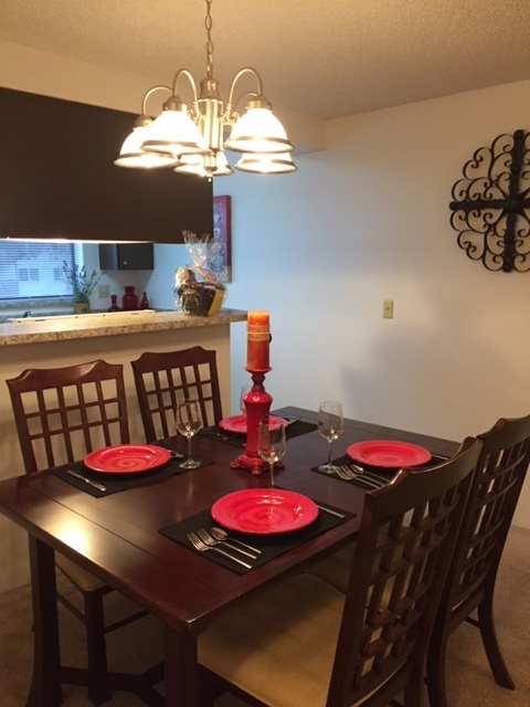 2 beds, 1 bath, 895 sqft, $1,760, Unit M306