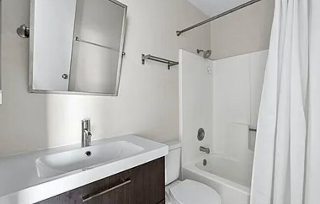 1 bed, 1 bath, $2,200, Unit UNIT H