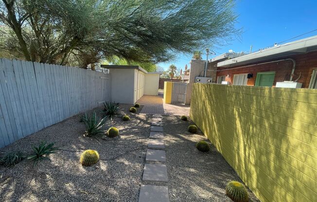 Fully Renovated 1 Bed/1 Bath – Near U of A & Downtown!
