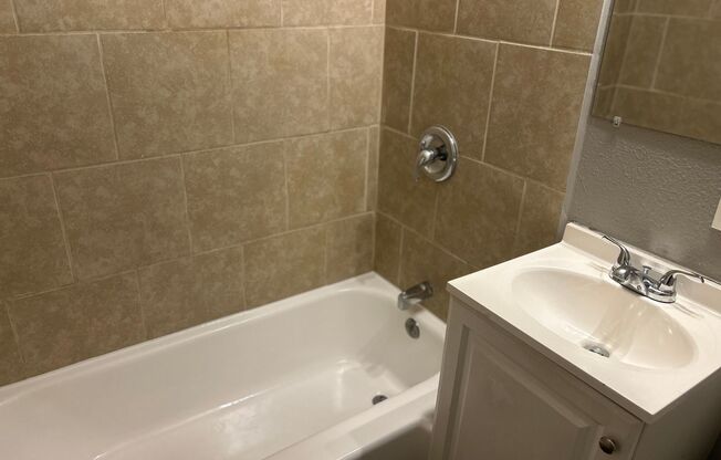 2 beds, 1 bath, 750 sqft, $1,070, Unit B05 1038 17