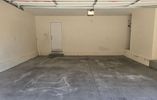 GORGEOUS 2 STORY-3 BEDROOM*CLOSE TO SCHOOLS-SHOPPING CENTERS*COMMUNITY POOL*