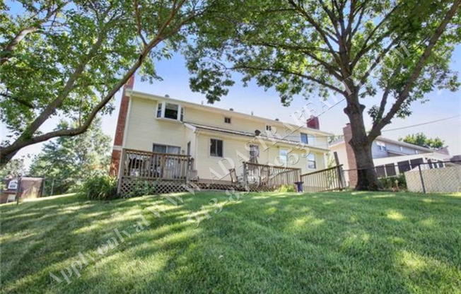 Updated 3Bed/2.5 Bath Duplex in Gladstone-Available NOW!!