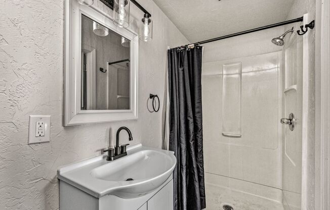 2 beds, 1 bath, 800 sqft, $949, Unit 111 W Lincoln Ave #21