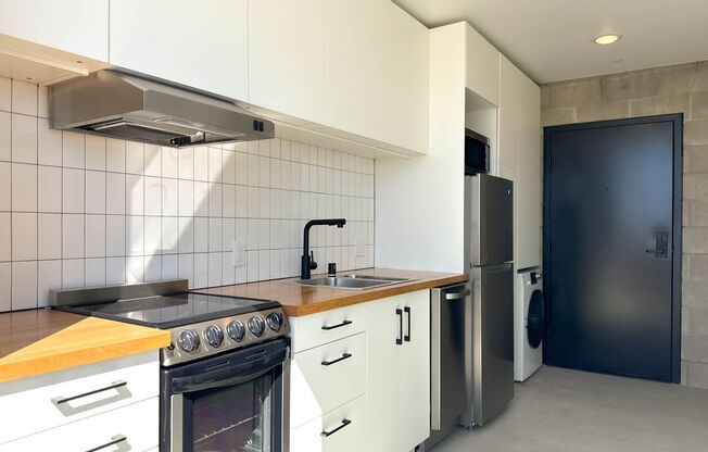 Studio, 1 bath, 285 sqft, $2,120, Unit 202