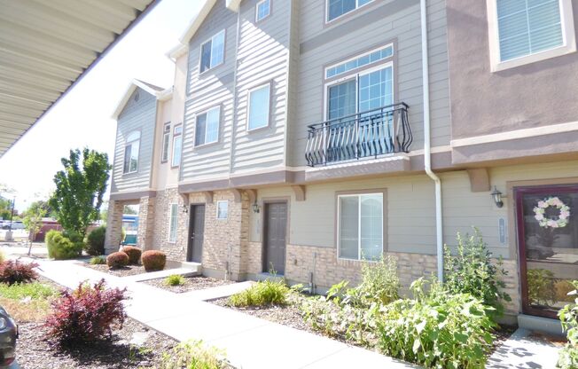 3 Bd 3.5 Bath 2 Car Garage Townhome in Sandy