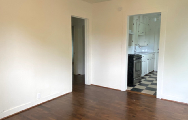 Cute 2 bed/1 bath House Steps Away from Park