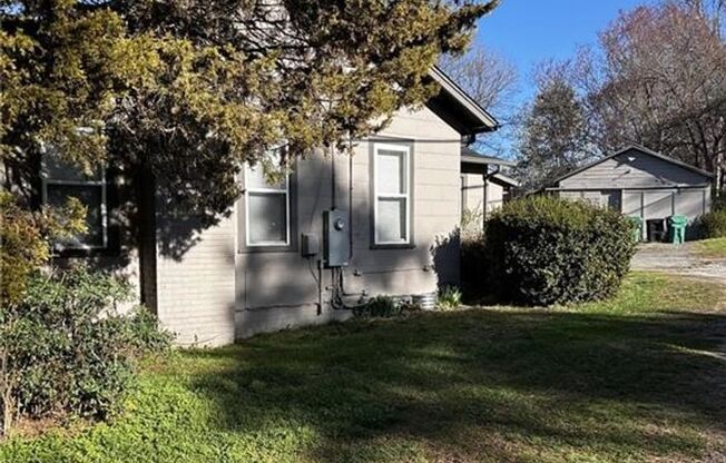 READY TO MOVE IN! Curb appeal house! 2 Beds 1 Bath