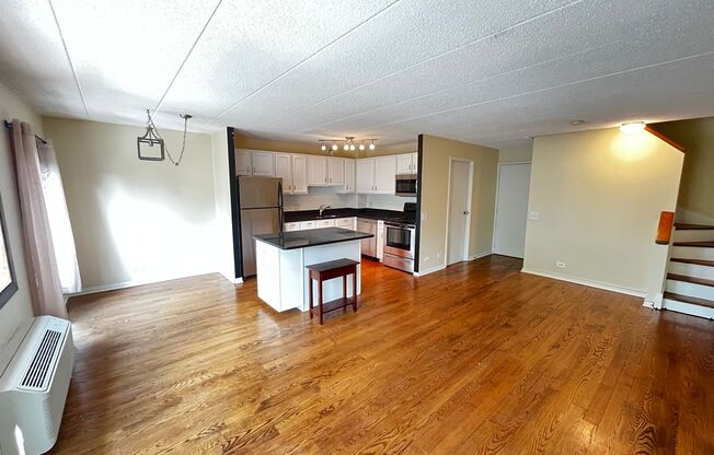 Spacious Updated 1 Bed / 1 Bath in Prime Rogers Park Location – In-Unit Laundry!