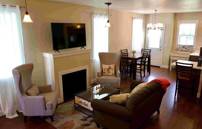 Devens Townhome Suite in center of historic Jacksonville $300 Utility Fee