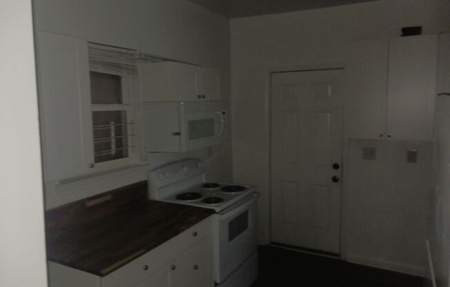 2 beds, 1 bath, $895, Unit Unit A