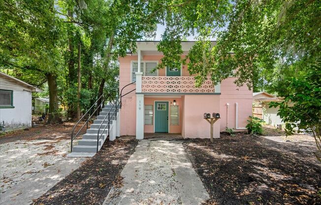 Cozy 2-Bedroom, 1-Bathroom Upper Unit at Savannah, GA