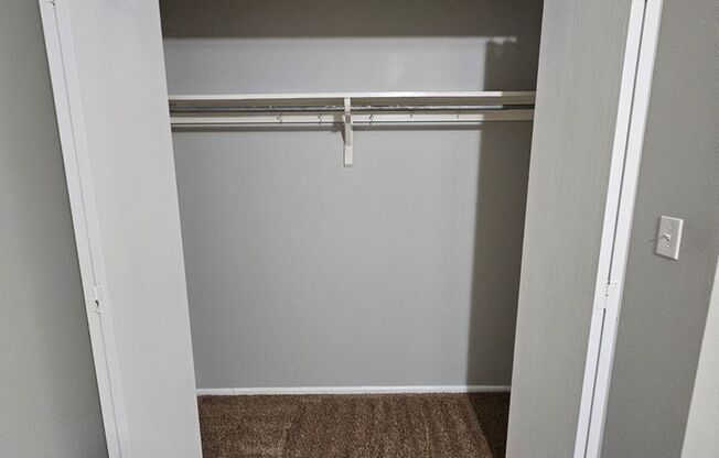 2 beds, 1 bath, 864 sqft, $1,195, Unit Unit 33