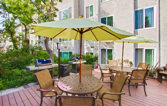 Barbeque and picnic area in Woodcliff Luxury Apartment Rentals Near UCLA