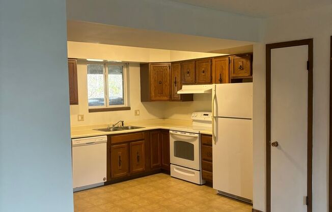 2 beds, 1 bath, $875, Unit A