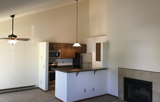2 beds, 2 baths, 950 sqft, $1,775, Unit 7617RC