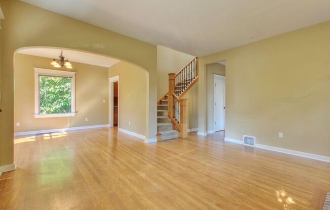 Beautiful Home in Great Greenlake/Ravenna Location with off-street parking