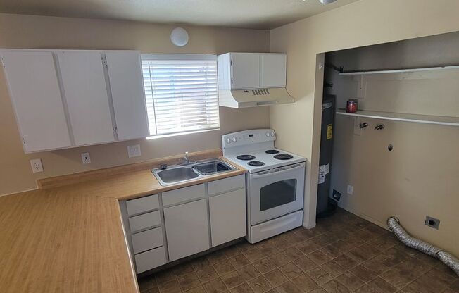 2 beds, 1 bath, 784 sqft, $995