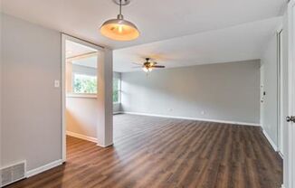 2 bed 1.5 Bath Apartment, with Community Pool