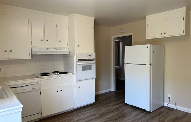 2 beds, 1 bath, $3,200